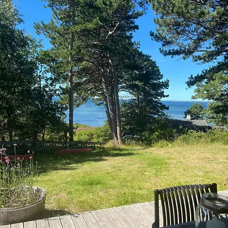Hébergement de vacances Idyllic View To The Fjord From *