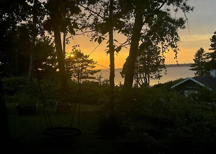 Дом отдыха Idyllic View To The Fjord From